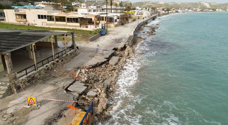 Έκτακτο: "'Κλείνει" ο παραλιακός δρόμος στο Καμάρι Κεφάλου