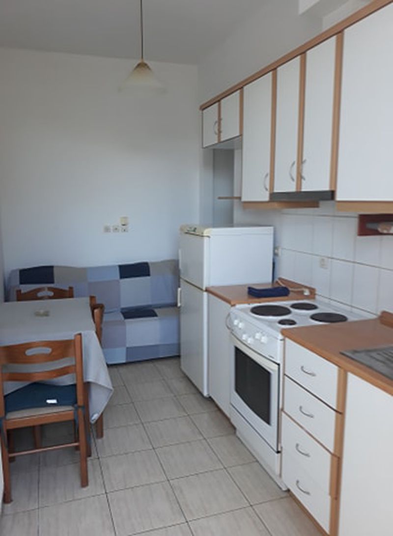 Ενοικιάζεται  διχωρη επιπλωμένη γκαρσονιέρα, ισόγεια,  στην πόλη της Κω
