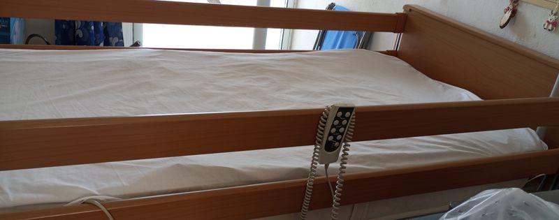 Πωλείται ηλεκτρικό κρεβάτι νοσοκομειακό