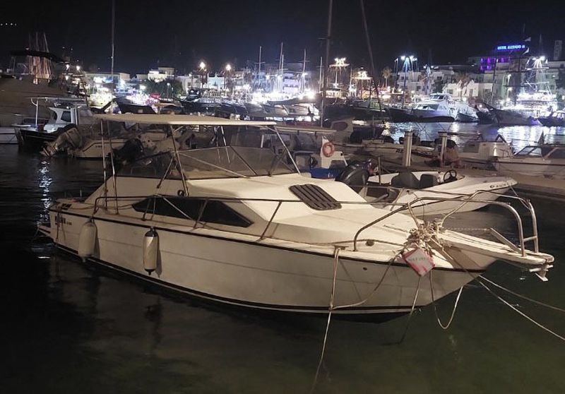 Πωλείται σκάφος πλαστικό καμπινάτο, 7,5 μ., 24 πόδια, με μηχανή Volvo penta έσω έξω, 200 ΗP