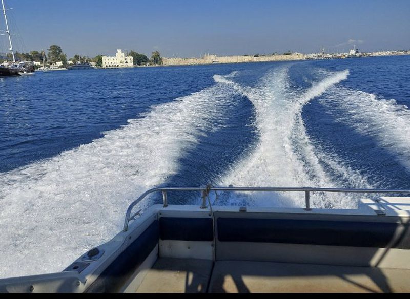 Πωλείται σκάφος πλαστικό καμπινάτο, 7,5 μ., 24 πόδια, με μηχανή Volvo penta έσω έξω, 200 ΗP