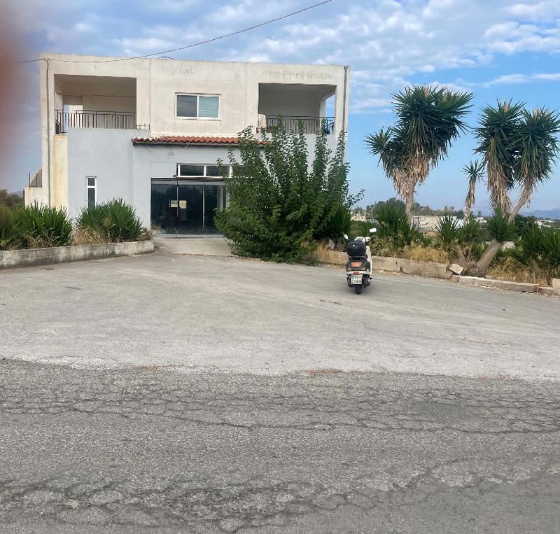 Ενοικιάζεται ισόγειο κατάστημα 190 τ.μ. πίσω από τον Σκλαβενίτη