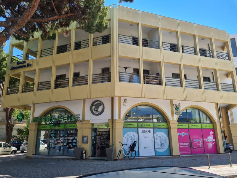 Ενοικιάζεται γραφείο 50m με 3 κυρίως χώρους σε κτίριο γραφείων στην οδό Αρτεμησίας 2 (απέναντι από την Τράπεζα Πειραιώς)