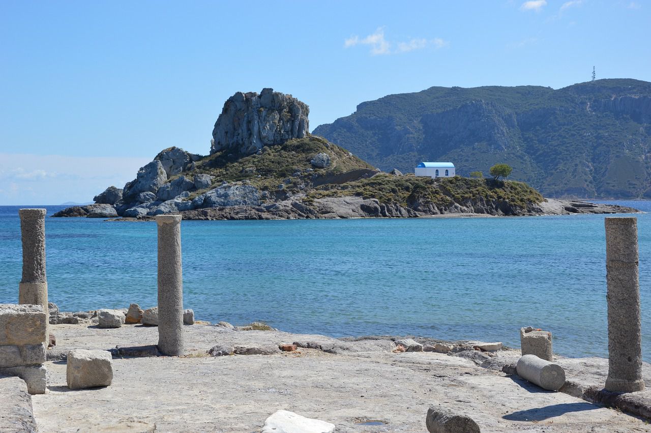 Οι αρχαιότητες στην παραλία του Αγ. Στεφάνου στην Κέφαλο γίνονται… σουβενίρ και καταπατώνται από ξαπλώστρες – Καταγγελίες του προέδρου της κοινότητας Κεφάλου   