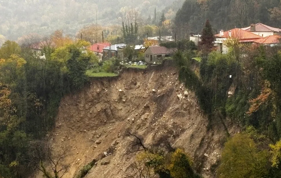 Τζουμέρκα: Μεγάλη κατολίσθηση λόγω της κακοκαιρίας – Σπίτια «κρέμονται» στον γκρεμό