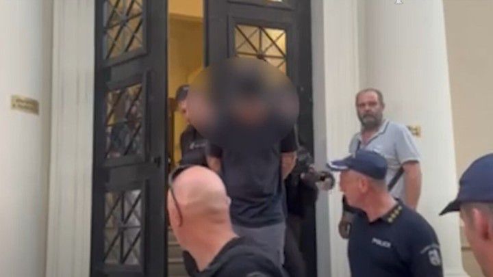 Χειροκροτήματα από την οικογένεια και τους φίλους του για τον 25χρονο που κατηγορείται για τη φωτιά στο Γηροκομείο Πάτρας