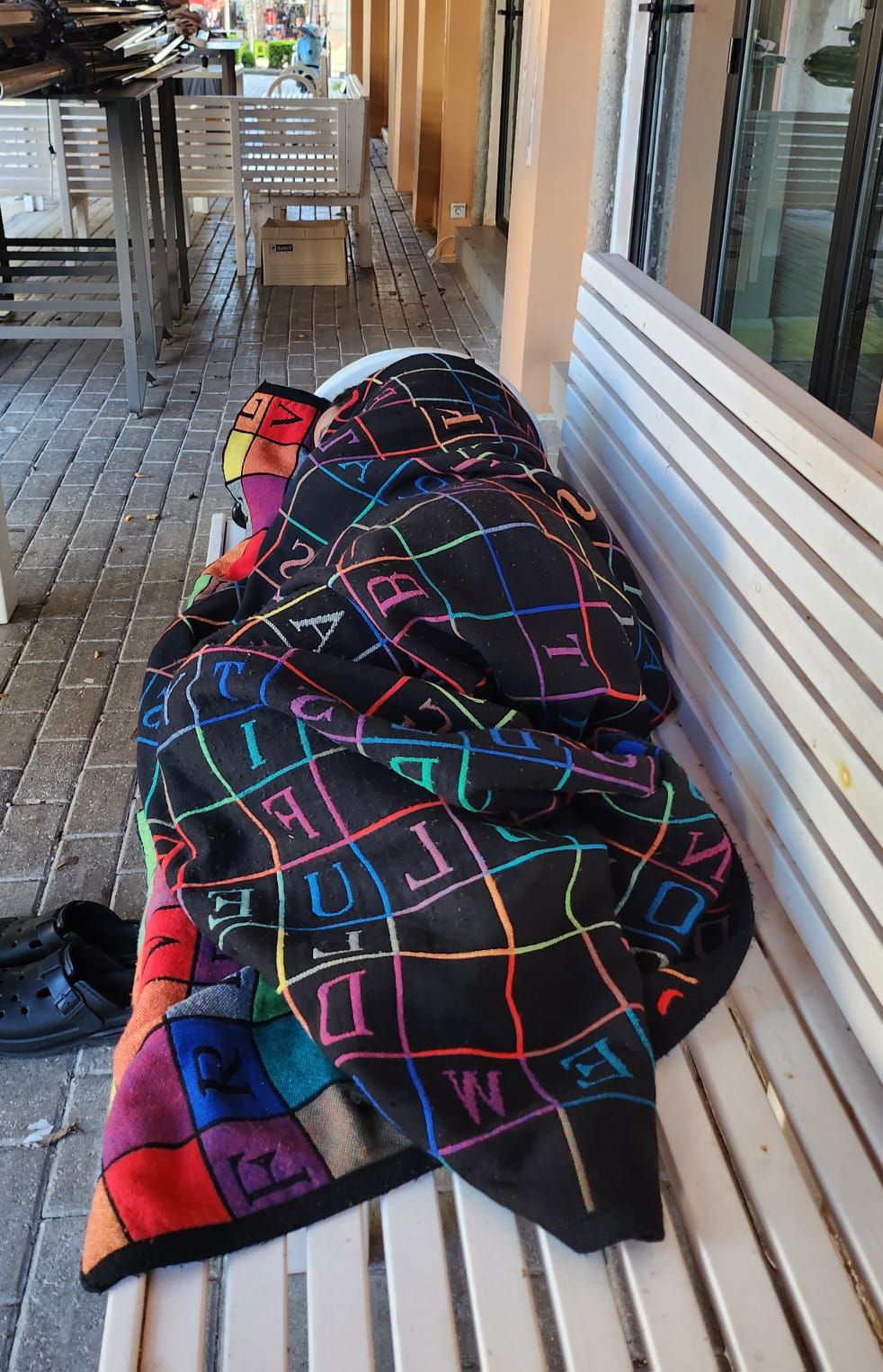 Άστεγος άνδρας κοιμάται εδώ και 4 ημέρες σε παγκάκι στην πόλη της Κω