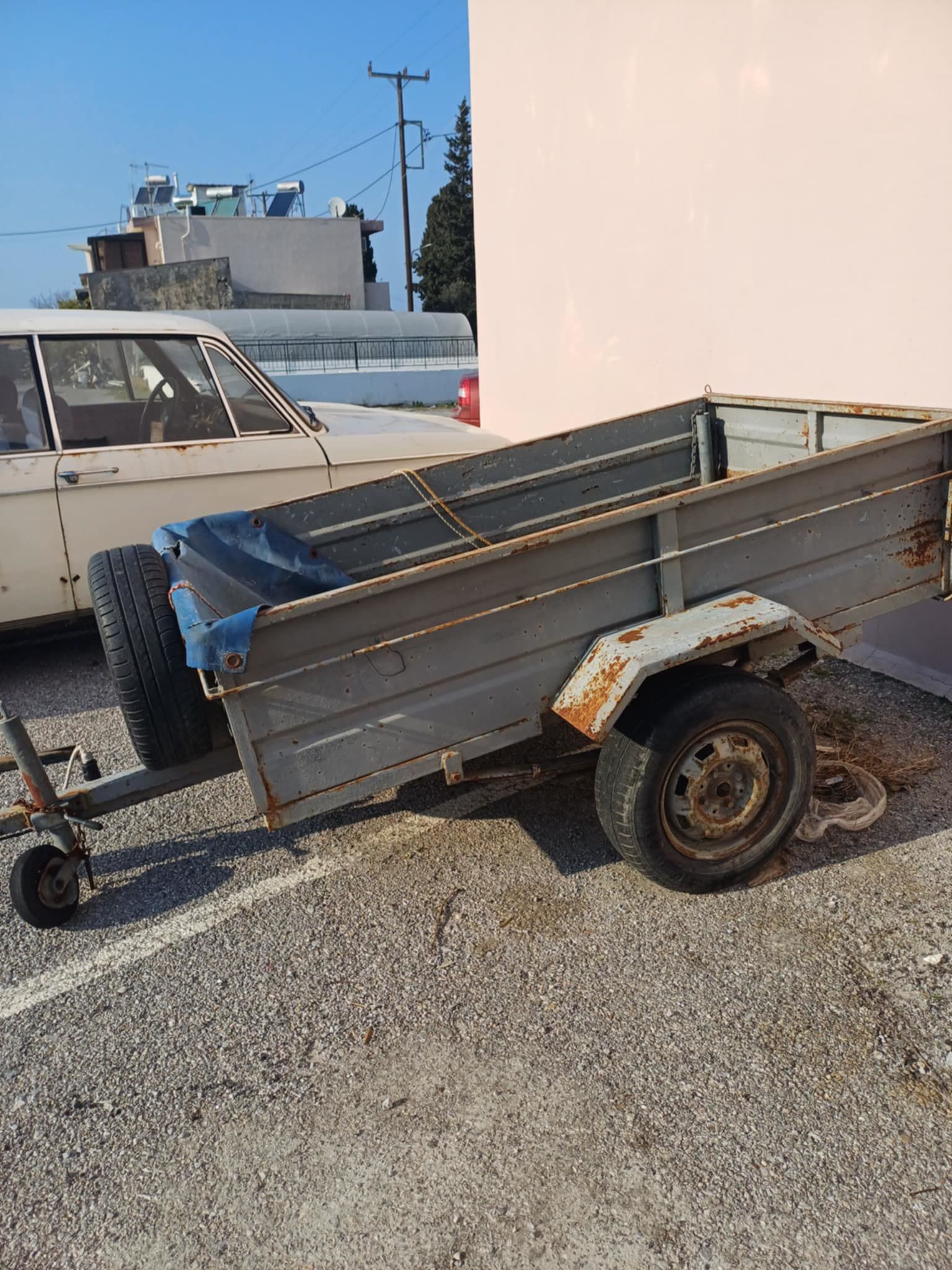 Πωλείται τρέιλερ 2 μ. με άδεια. Τιμή 650 ευρώ
