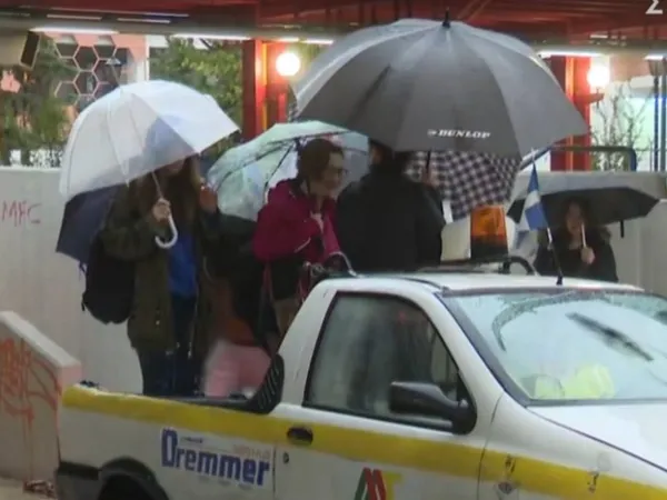 Μοσχάτο: Με αγροτικό μεταφέρει ο δήμος τους πολίτες - Ποτάμια οι δρόμοι από την Adel