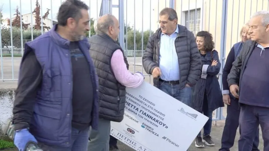 Πάτρα: Ο Δήμαρχος ξήλωσε διαφημιστικές πινακίδες τραπεζών από σχολεία