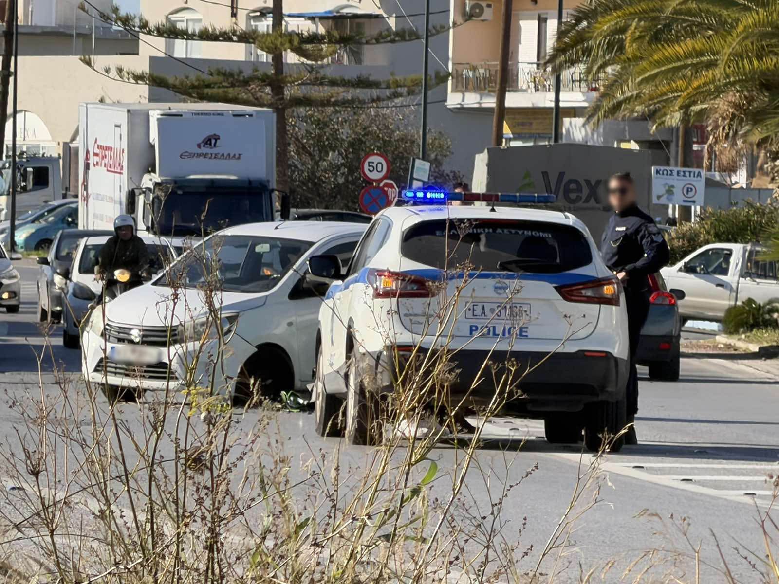 Tροχαίο ατύχημα στον Επαρχιακό - Αυτοκίνητο συγκρούστηκε με μηχανή