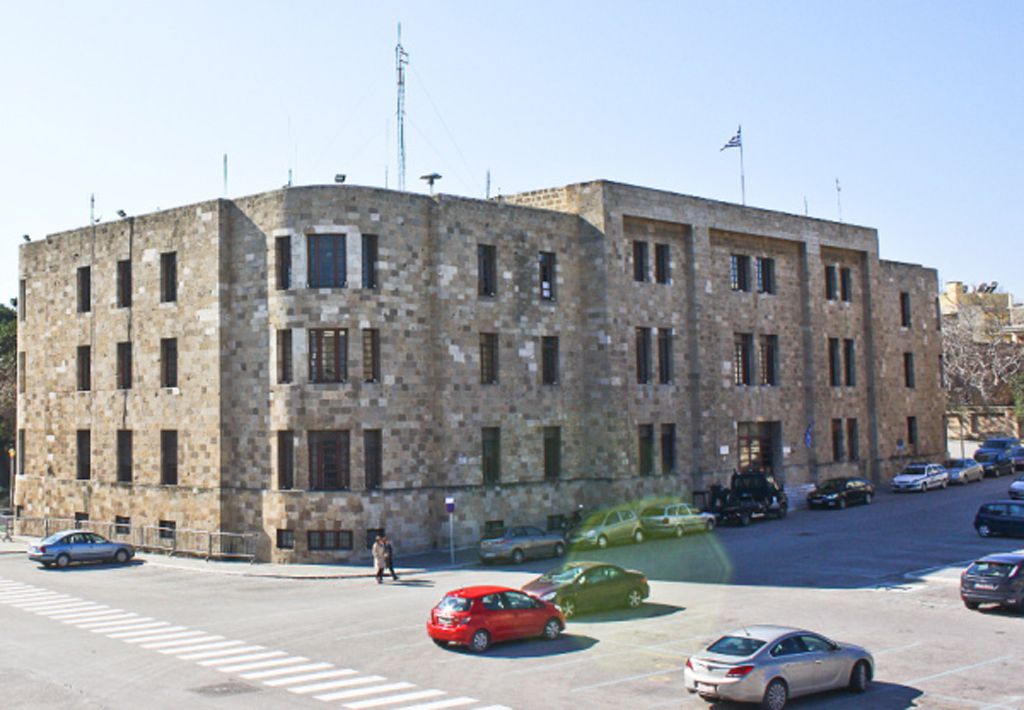 Ρόδος: Άνδρας  επιχείρησε να βάλει φωτιά στο αστυνομικό μέγαρο με μπιτόνι βενζίνης 