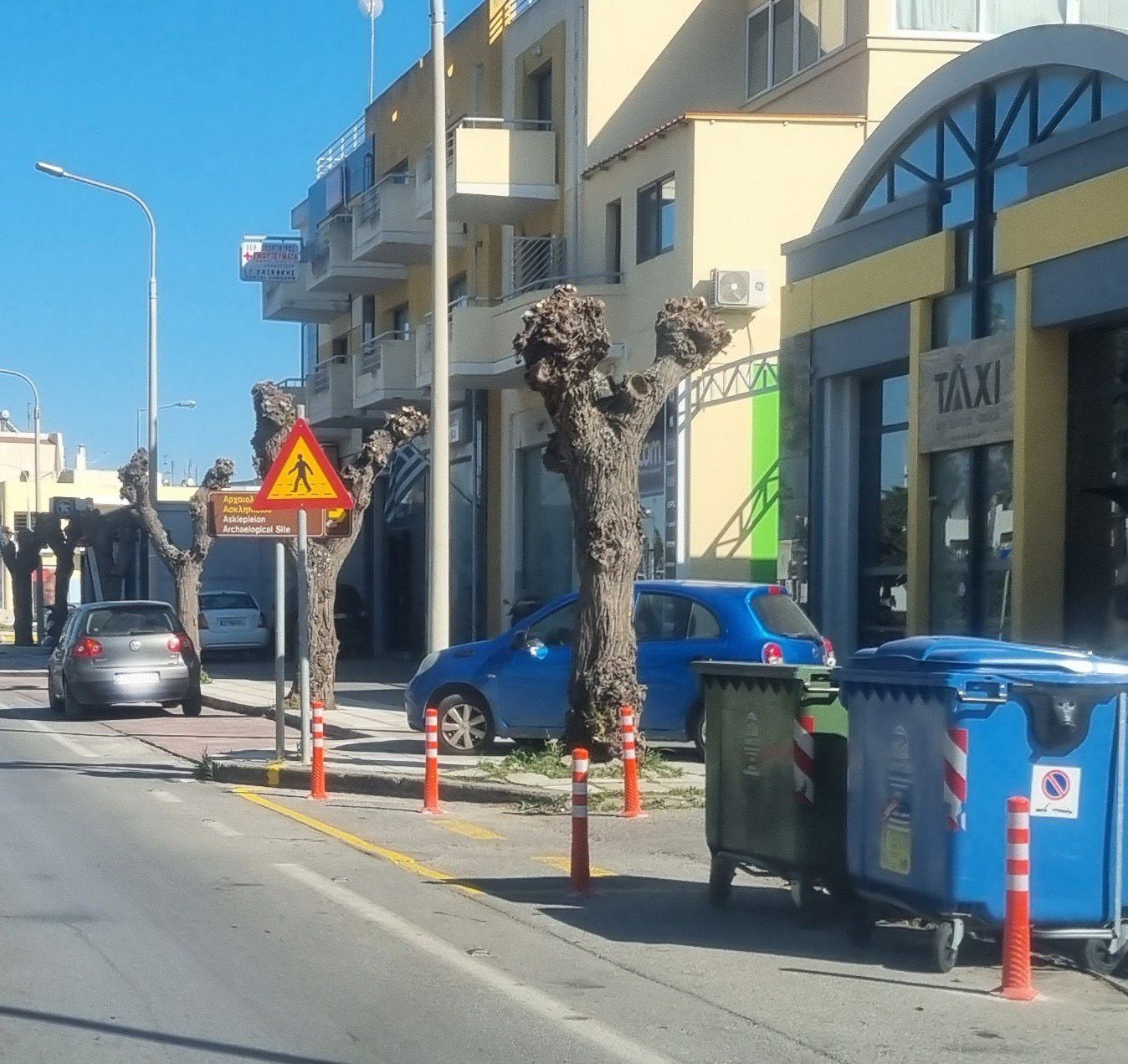 Αναγνώστης: Με ποια κριτήρια επιλέγονται οι ιδιωτικοί κόμβοι επί του επαρχιακού όπου τοποθετούνται κολονάκια και σήμανση no parking;