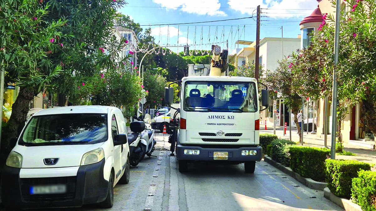 Ξεκίνησε η τοποθέτηση του Χριστουγεννιάτικου στολισμού στην Κω