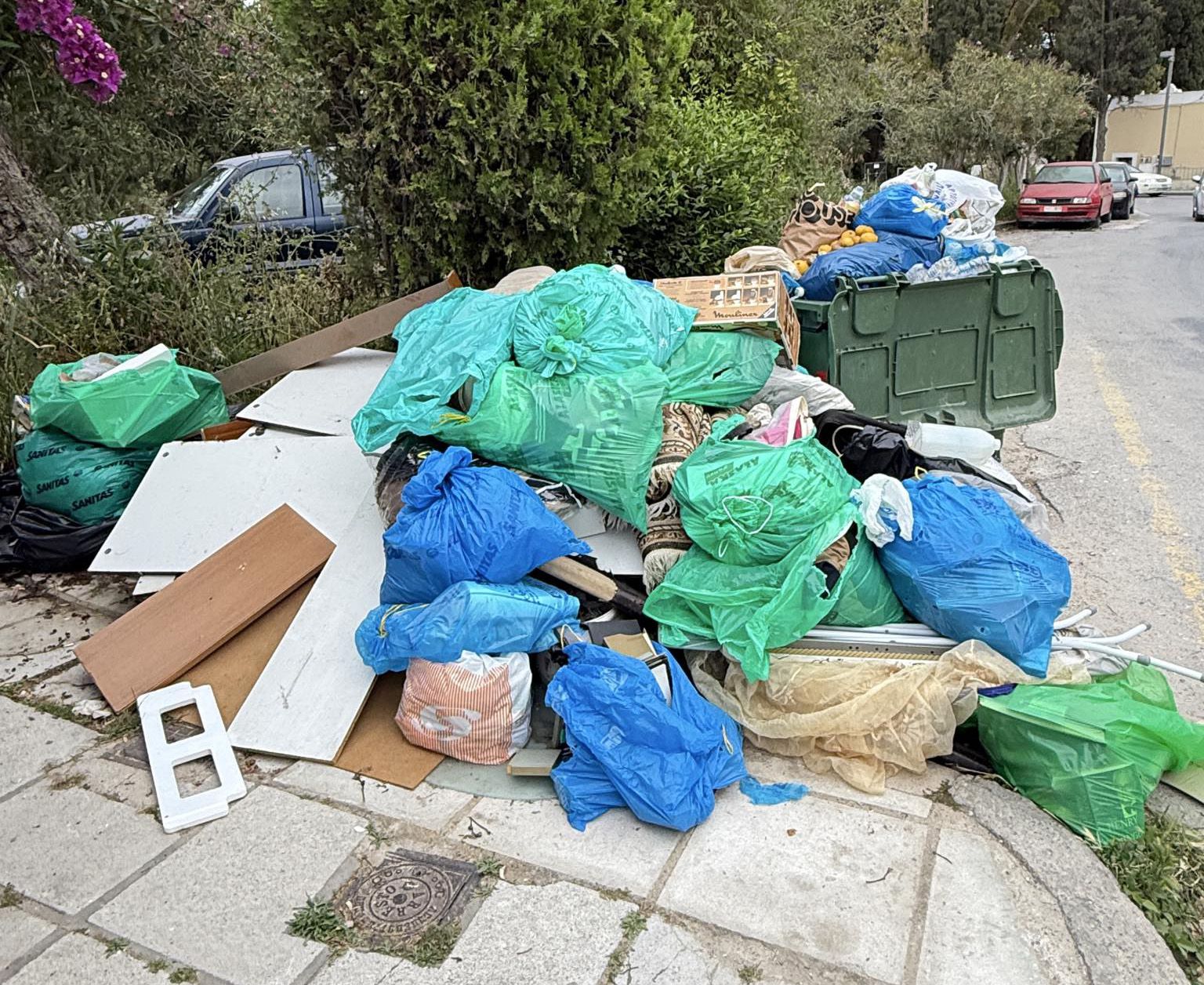 Διαμαρτυρία συμπολίτη μας: Σκουπιδότοπος κατάντησε ο δρόμος στην οδό Θεοκρίτου – Β. Ηπείρου