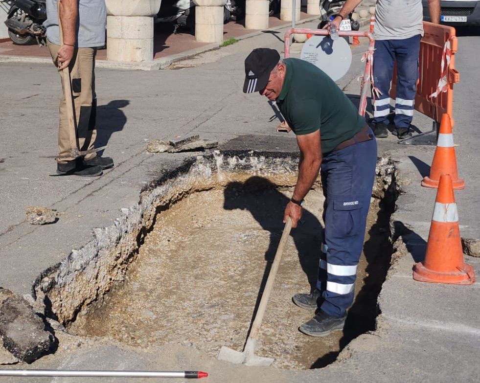 Συνεργεία του Δήμου αποκαθιστούν την βλάβη στο οδόστρωμα έξω από το Αστυνομικό Τμήμα Κω