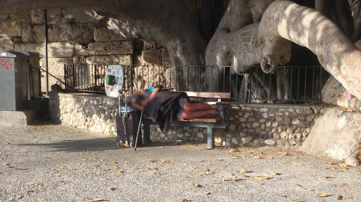 Άστεγος επί μήνες κοιμάται στο λιμάνι της Κω