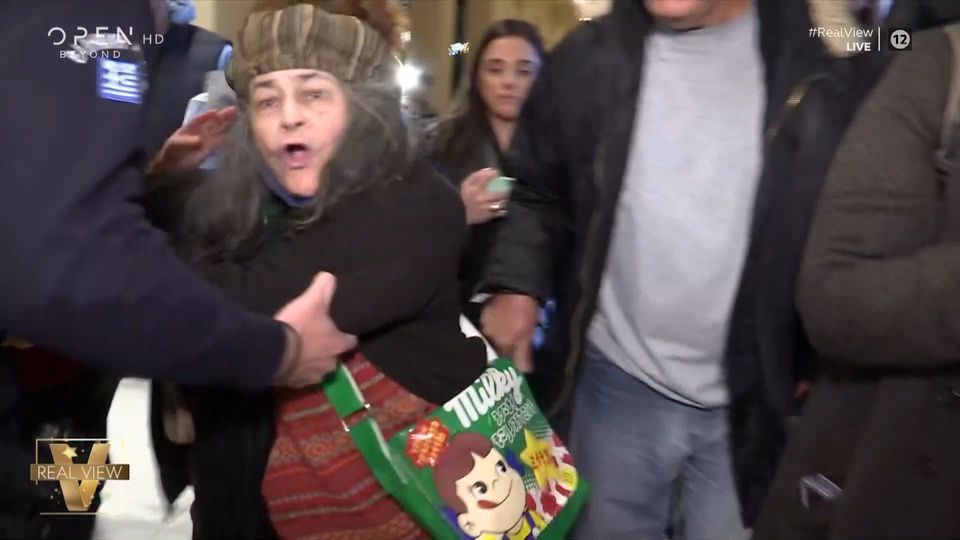 Η Ελένη Λουκά εισέβαλε στην παρουσίαση του βιβλίου του Α. Τσίπρα και φώναζε "προδότη"