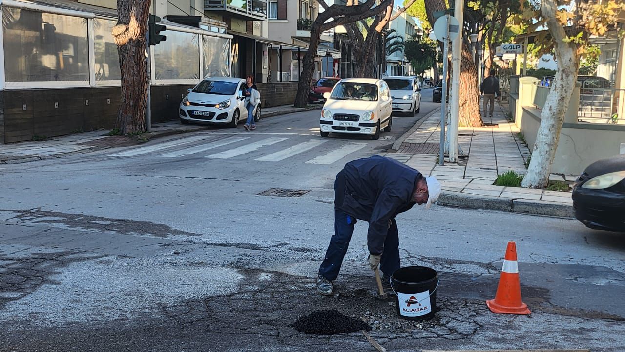 Συνεργεία του Δήμου κλείνουν τις λακκούβες στη διασταύρωση της οδού Ελ. Βενιζέλου και Μ. Αλεξάνδρου
