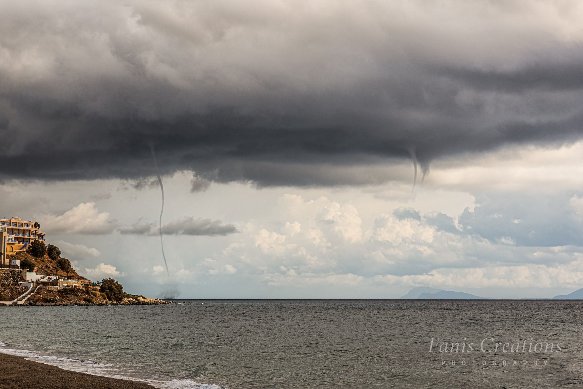 Εντυπωσιακός τριπλός υδροστρόβιλος στην Καρδάμαινα 