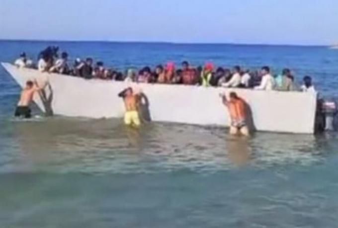 Λουόμενοι στη Γαύδο απωθούν πλοιάριο με μετανάστες