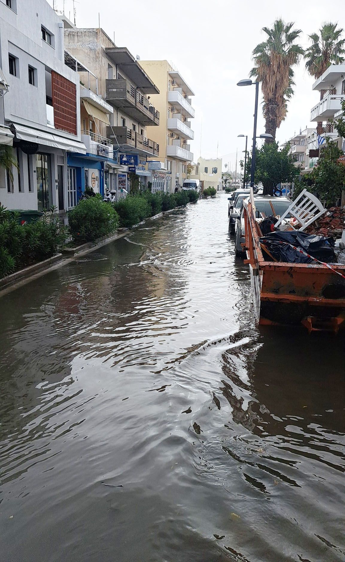 Πλημμύρισε πάλι η οδός Αβέρωφ που θύμιζε Βενετία λόγω της βροχόπτωσης