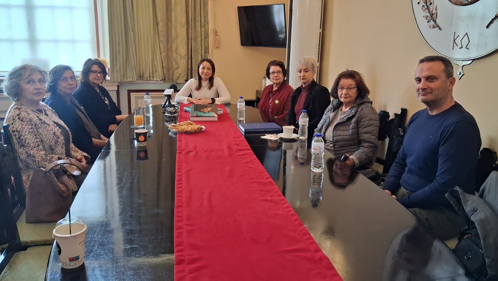 Σε πολιτιστικούς Σ/γους του νησιού παρέδωσε η Έπαρχος το βιβλίο για την  Άννα Καραμπεσίνη 