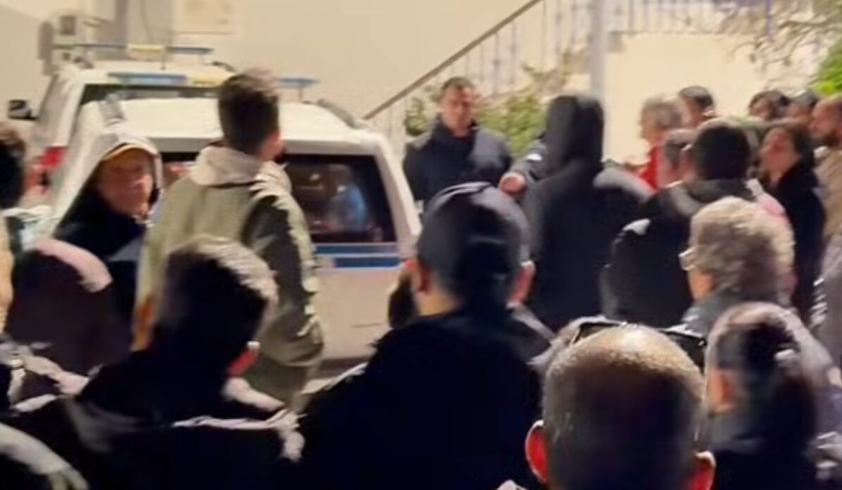 Ξεσηκώθηκαν οι κάτοικοι της Σύμης για την υπόθεση με ασελγείς χειρονομίες από αλλοδαπό εις βάρος 4 ανηλίκων