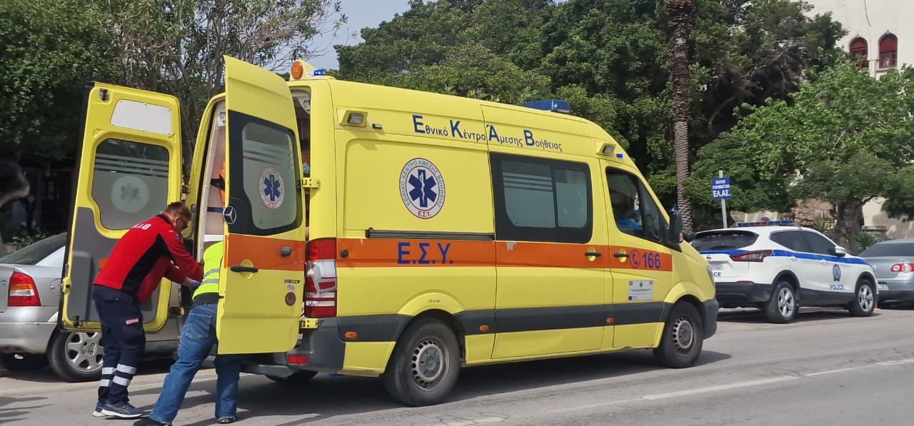 Το Yπ. Υγείας ψάχνει πληρώματα στα νησιά για τα ασθενοφόρα - Ο στρατός και η εργασία με «μπλοκάκι»