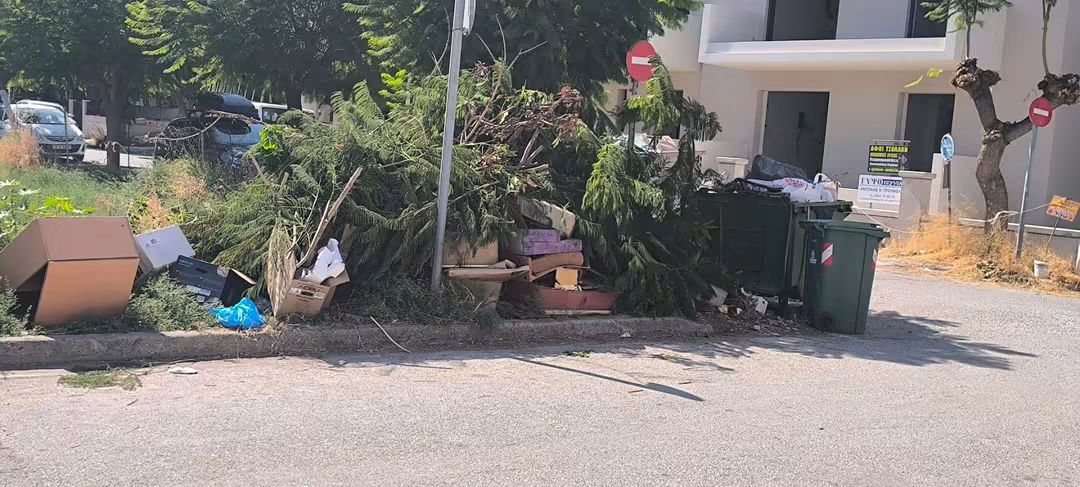 Αναγνώστης: Απαράδεκτη η κατάσταση στα πεζοδρόμια – Σκουπίδια, στρώματα, καναπέδες και κλαδιά παραμένουν στους δρόμους
