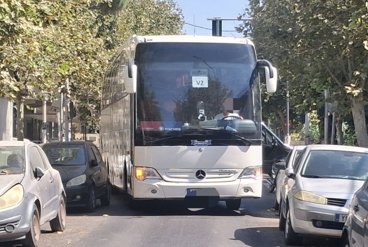 Νέος "εγκλωβισμός" λεωφορείου στο κέντρο της Κω – Κυκλοφοριακό κομφούζιο από τα διπλοπαρκαρισμένα