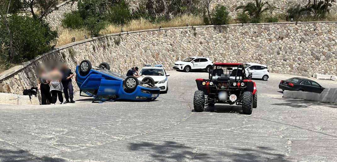 Tροχαίο ατύχημα στην Κέφαλο – Αναποδογύρισε ενοικιαζόμενο αυτοκίνητο