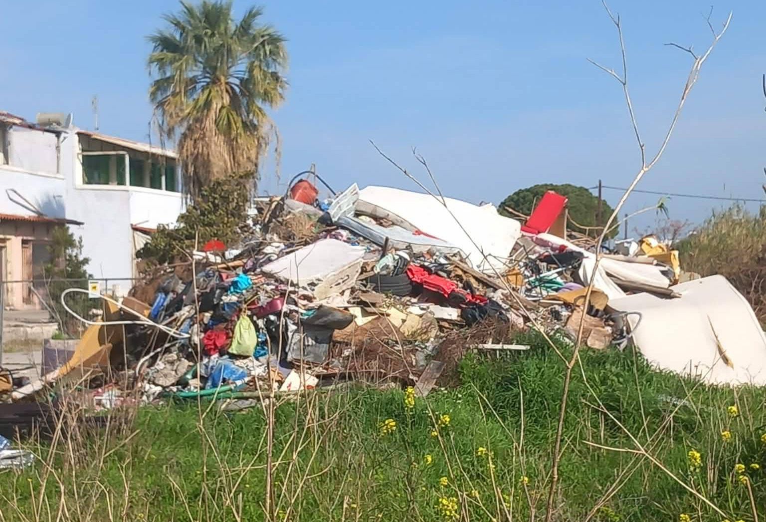 Αναγνώστρια: Εδώ και 4 μήνες δεν έχουν μαζέψει τα σκουπίδια και τα μπάζα ενώ έχουμε ενημερώσει την Υπηρεσία Καθαριότητας...