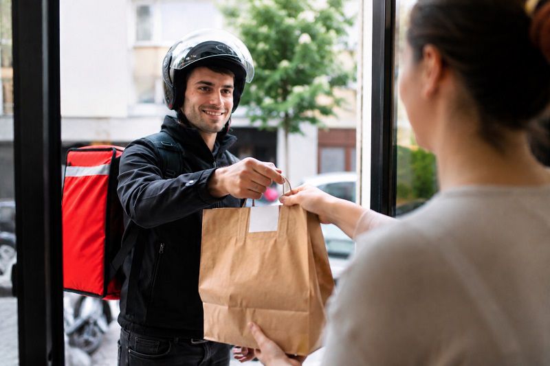 Οι Έλληνες μειώνουν τις παραγγελίες delivery – Τι δείχνει έρευνα για τις αγορές μέσω ίντερνετ 