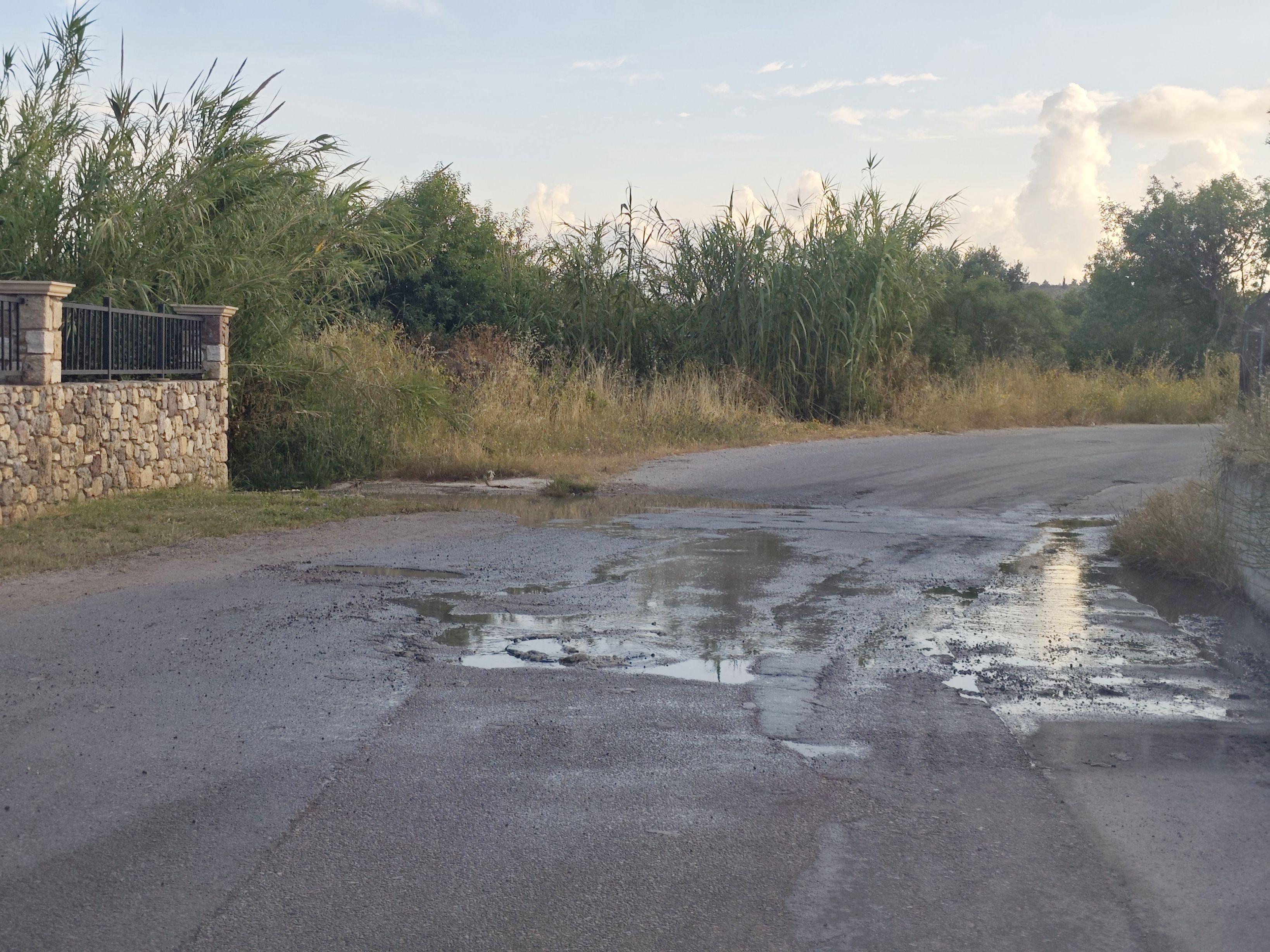 Αναγνώστης: Λύματα σε δρόμο στο Πυλί