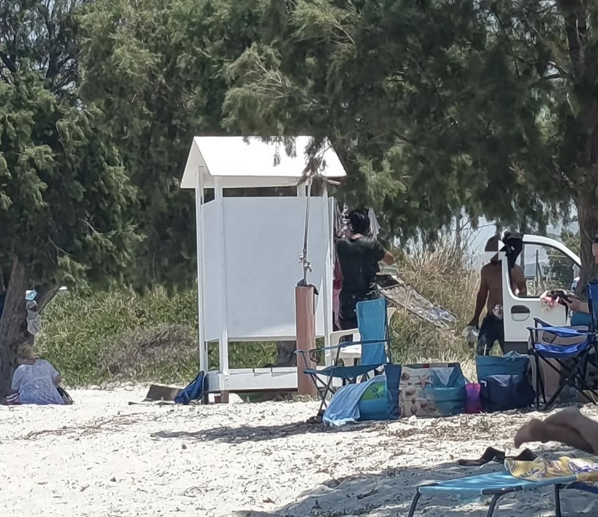 Αναγνώστρια: Κάντε κάτι με τους Ρομά στην παραλία Τιγκακιού – Κάνουν μπάνιο και πλένουν τα ρούχα τους στη δημόσια ντουζιέρα