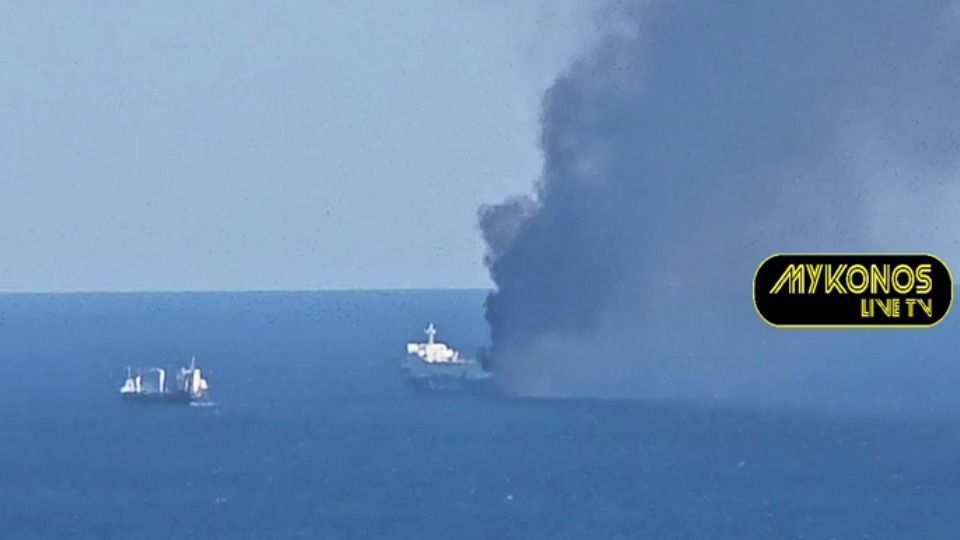 Φωτιά στο οχηματαγωγό BLUE CARRIER 2, πλοίο βόρεια της Μυκόνου (vid)