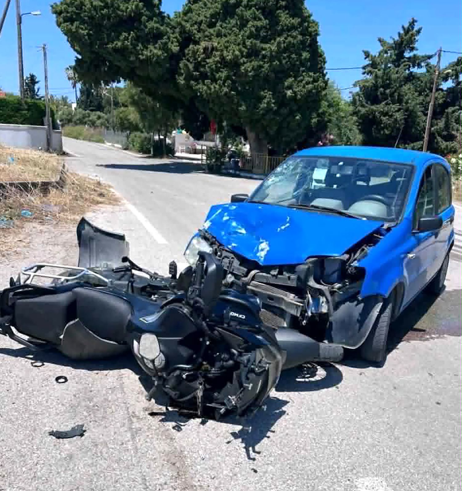 Σοβαρό τροχαίο στο Πλατύ Κυπαρίσσι – Ακρωτηριάστηκε το δάχτυλο οδηγού μηχανής