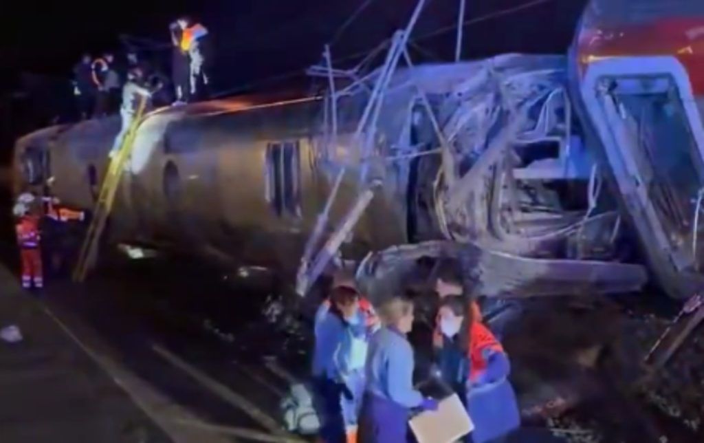 Σύγκρουση τρένων στην Ισπανία – Τουλάχιστον 10 νεκροί και εκατοντάδες τραυματίες