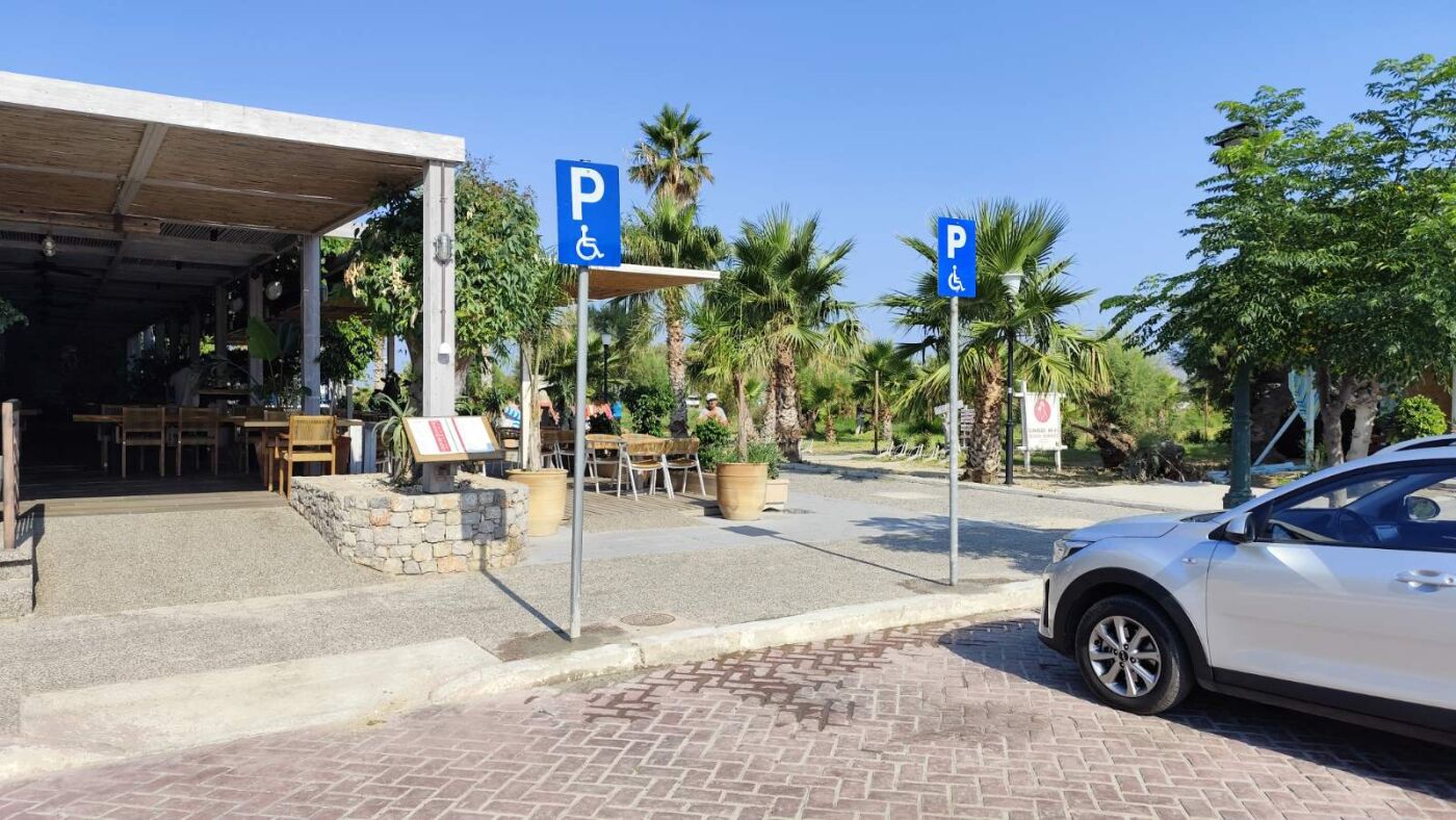B. Xαδούλης: Επανατοποθετήθηκαν οι πινακίδες στάθμευσης ΑMΕΑ στο Τιγκάκι - Ένα μπράβο στον πρόεδρο κοινότητας Ζηπαρίου