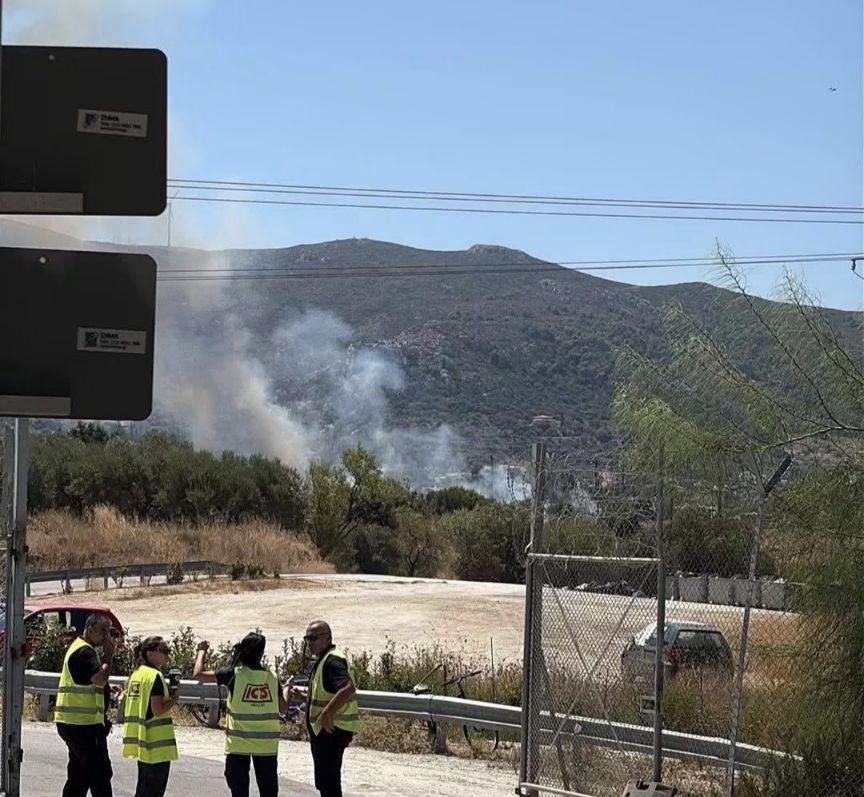 Συμβαίνει τώρα: Φωτιά  έξω από τη δομή μεταναστών στο Πυλί 