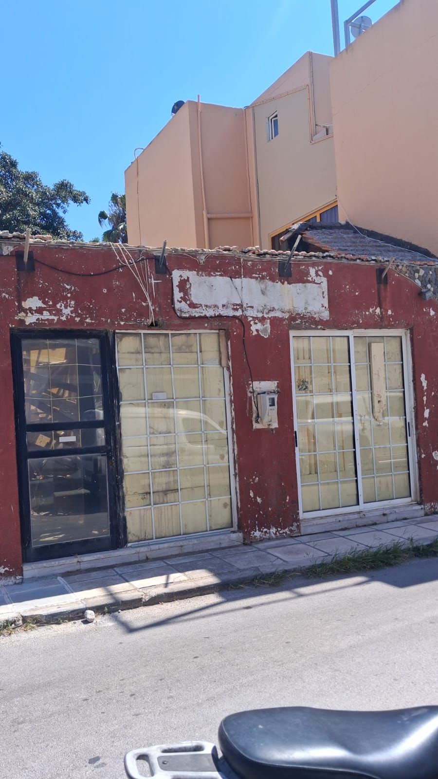 Ενοικιάζεται ακίνητο – οικόπεδο 90 τ.μ. στην οδό  Πορφυρίου και Αντιμάχου