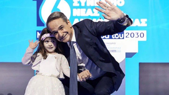 Από την Κω κατάγεται το κοριτσάκι που έκλεψε την παράσταση στο συνέδριο της ΝΔ