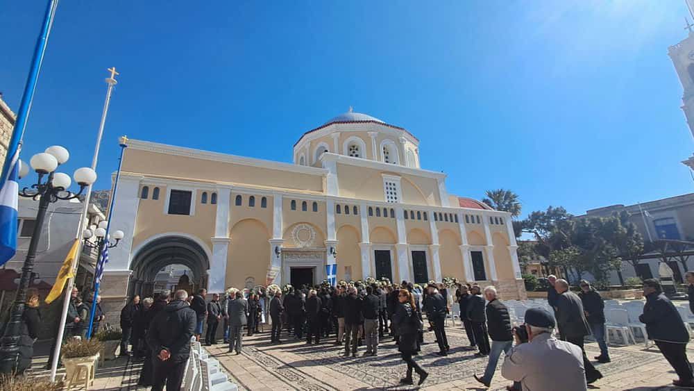 Σε κλίμα καθολικού πένθους η Κάλυμνος για τον Γιάννη Χαλίκο – Ξεκίνησε το λαϊκό προσκύνημα με μαζική προσέλευση του κόσμου