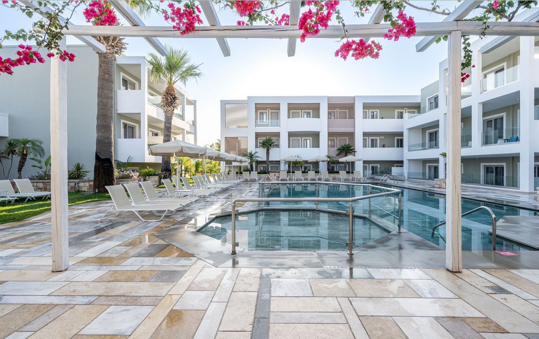 Aπό το ξενοδοχείο “MYTHOS SUITES HOTEL” ζητείται άτομο για τη ρεσεψιόν